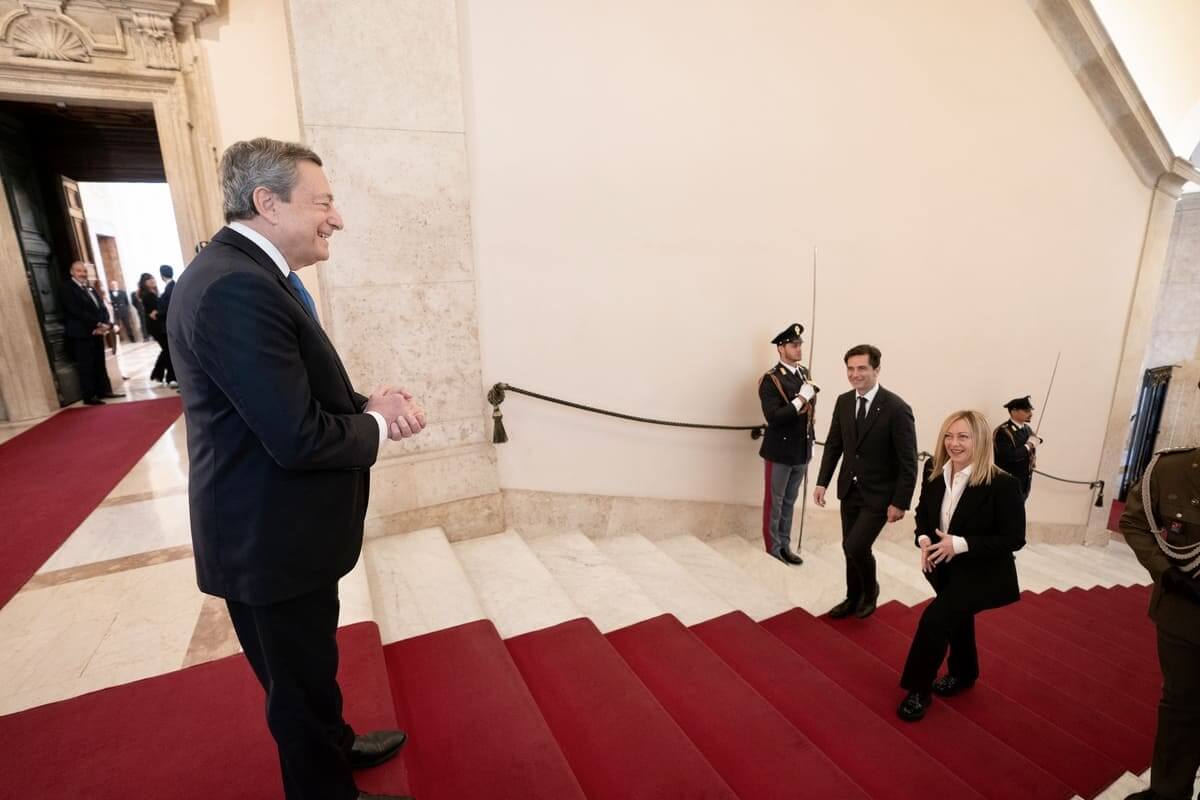 Mario Draghi accoglie Meloni a Palazzo Chigi per il Passaggio di consegne Mario Draghi accoglie Meloni a Palazzo Chigi per il Passaggio di consegne