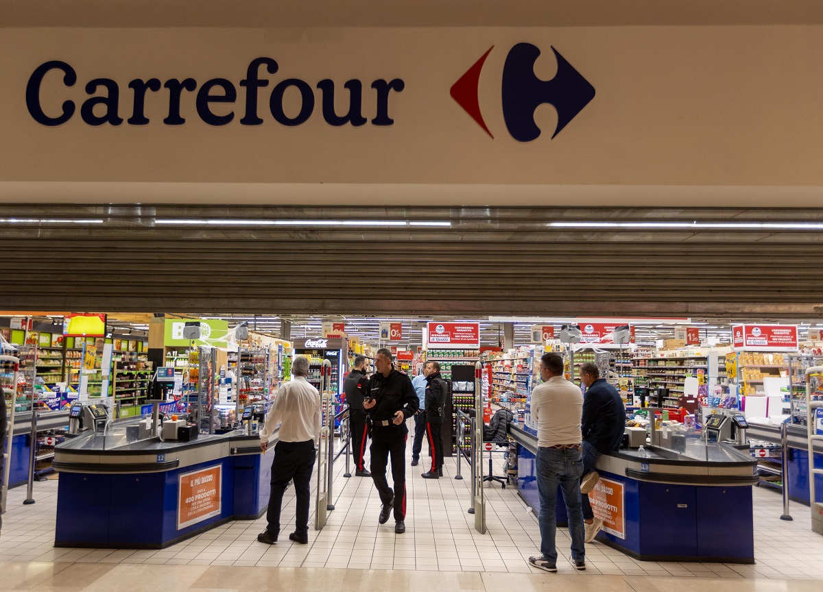 Aggressione al centro commerciale Carrefour di Assago Aggressione al centro commerciale Carrefour di Assago