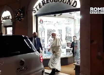 Roma, Papa Francesco visita a sorpresa un negozio di dischi