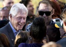 Caso Epstein, il Congresso convoca i Clinton. E spuntano le foto in casa del finanziere con tanti Vip