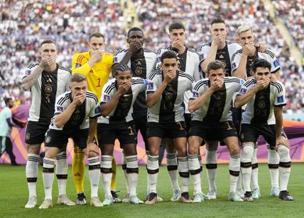 Qatar 2022, la Germania protesta con la bocca tappata (e la fascia vietata)