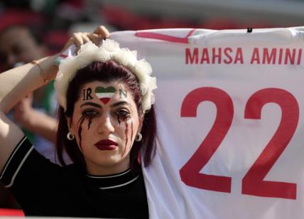 Qatar 2022: l'Iran canta l'inno e lo stadio fischia in segno di protesta