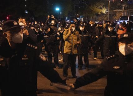 Cina, proteste contro i lockdown. Bbc: picchiato e arrestato un giornalista