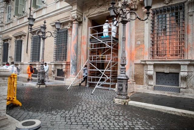 Il Senato imbrattato da Ultima Generazione Il Senato imbrattato da Ultima Generazione