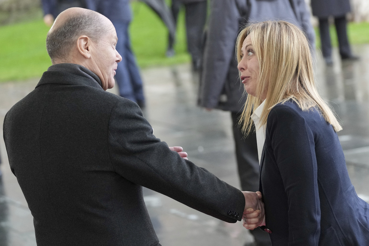 Giorgia Meloni arriva a Berlino accolta da Olaf Scholz Giorgia Meloni arriva a Berlino accolta da Olaf Scholz