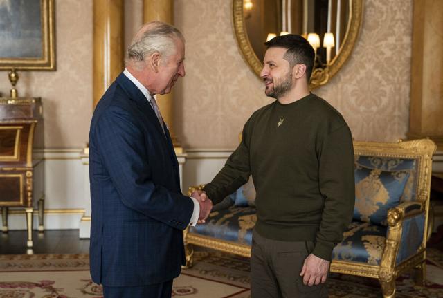 Re Carlo accoglie il presidente Ucraino Zelensky a Buckingham Palace