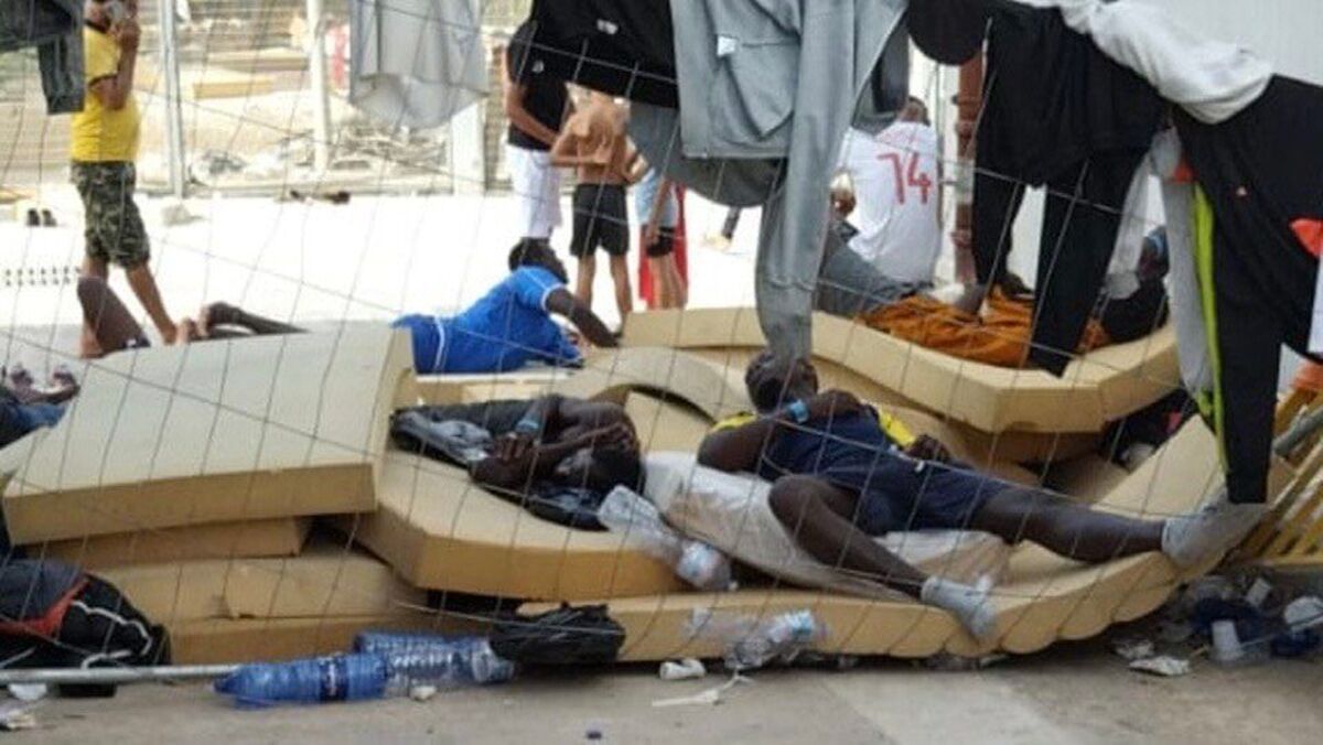 Persone ammassate nel Centro di accoglienza a Lampedusa