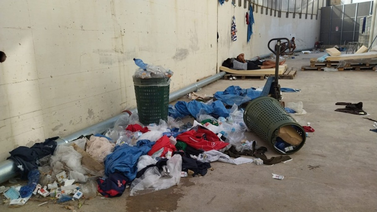 Persone ammassate nel Centro di accoglienza a Lampedusa Persone ammassate nel Centro di accoglienza a Lampedusa