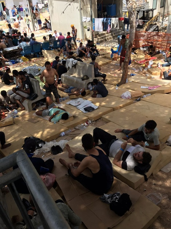 Persone ammassate nel Centro di accoglienza a Lampedusa Persone ammassate nel Centro di accoglienza a Lampedusa