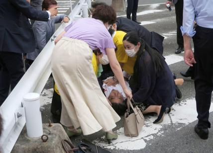 Giappone, ex premier Shinzo Abe ucciso in un attentato: il video dello sparo