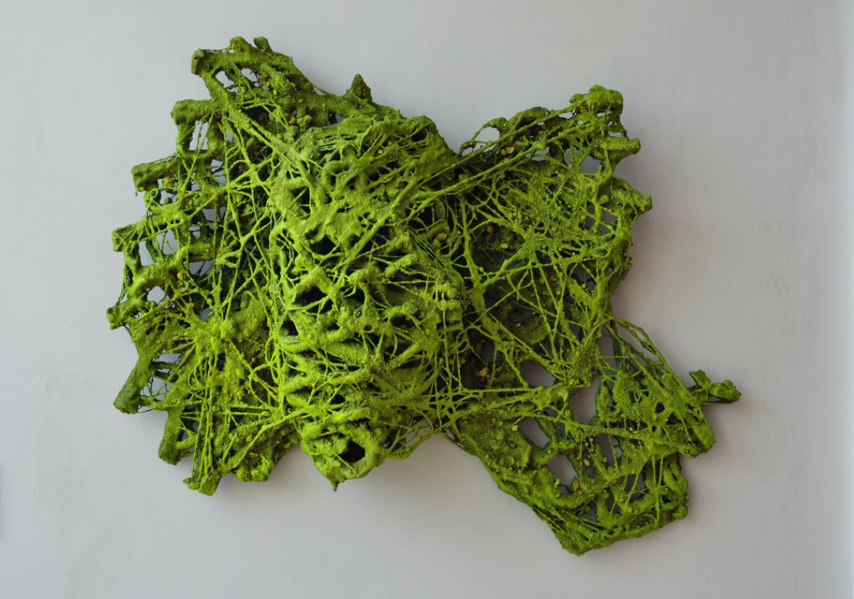 4. Salvatore Sava, Trappola per il vento, 1998, resina, fibra di vetro e smalto, 50 x 60 x 14 cm