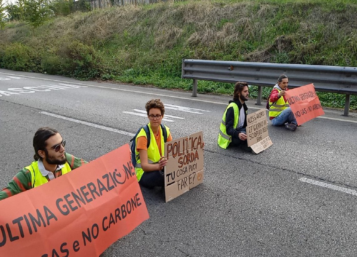 Clima: gli attivisti di Ultima Generazione bloccano la tangenziale est di Milano Clima: gli attivisti di Ultima Generazione bloccano la tangenziale est di Milano