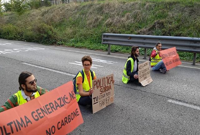 Clima: gli attivisti di Ultima Generazione bloccano la tangenziale est di Milano Clima: gli attivisti di Ultima Generazione bloccano la tangenziale est di Milano