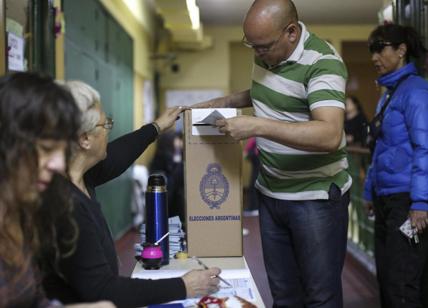 Voto all'estero truccato. Le mail in Argentina: "Vi portiamo noi la scheda"