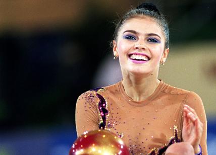 Alina Kabaeva ricompare in pubblico con anello al dito. Putin avverte il mondo