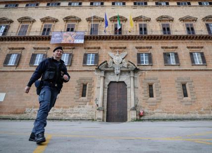 I parlamentari siciliani si aumentano lo stipendio: 900 euro in più al mese