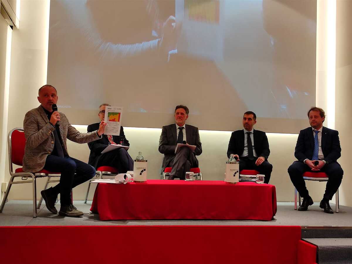 "La sicurezza degli edifici: lo stato della normativa sulle facciate e le aree di miglioramento". Sala Capranichetta dell'Hotel Nazionale, Roma. "La sicurezza degli edifici: lo stato della normativa sulle facciate e le aree di miglioramento". Sala Capranichetta dell'Hotel Nazionale, Roma.