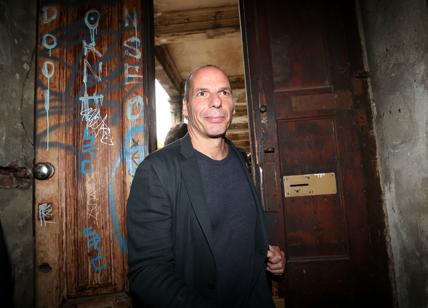 Varoufakis lancia il suo partito in Italia: "Anche qui serve una sx radicale"