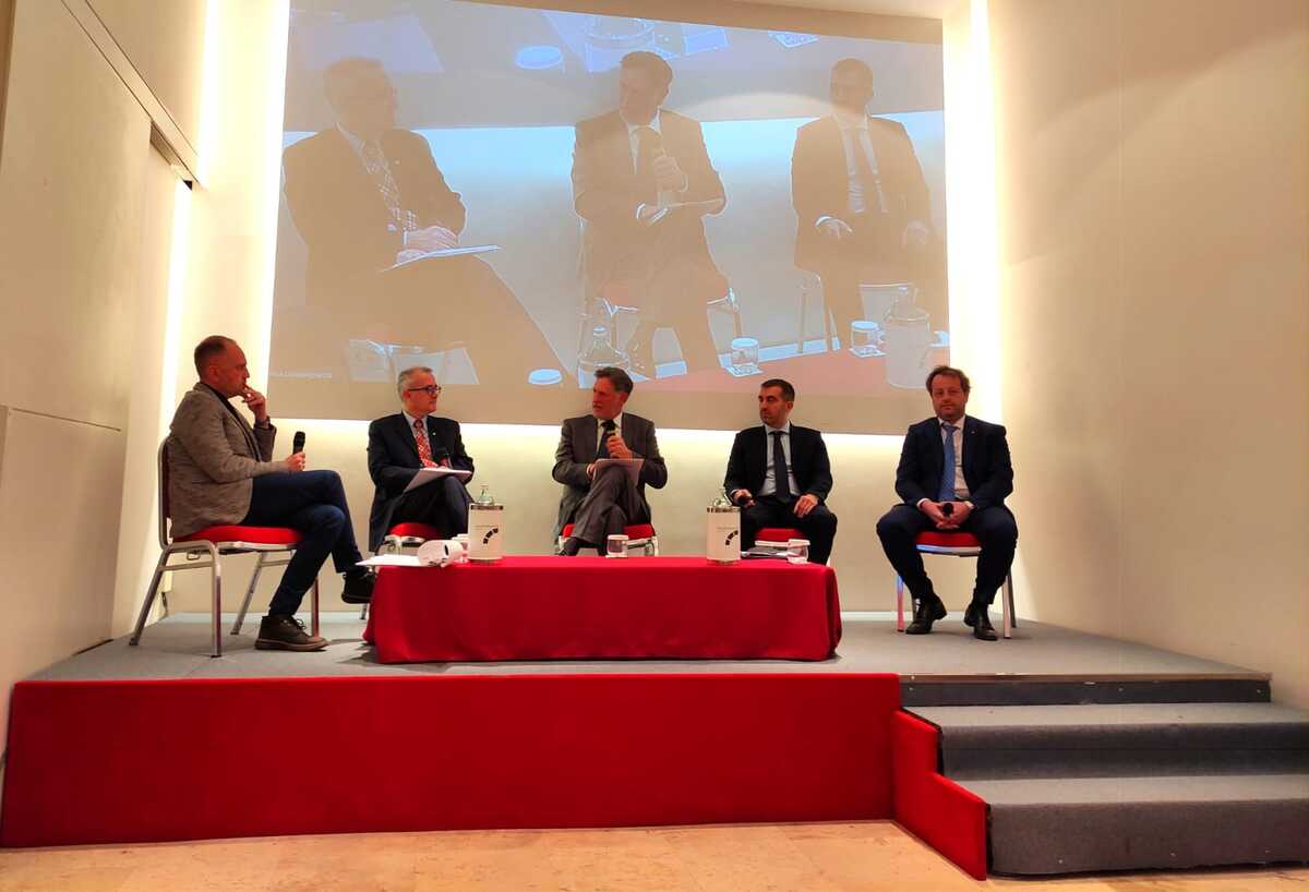 "La sicurezza degli edifici: lo stato della normativa sulle facciate e le aree di miglioramento". Sala Capranichetta dell'Hotel Nazionale, Roma. "La sicurezza degli edifici: lo stato della normativa sulle facciate e le aree di miglioramento". Sala Capranichetta dell'Hotel Nazionale, Roma.
