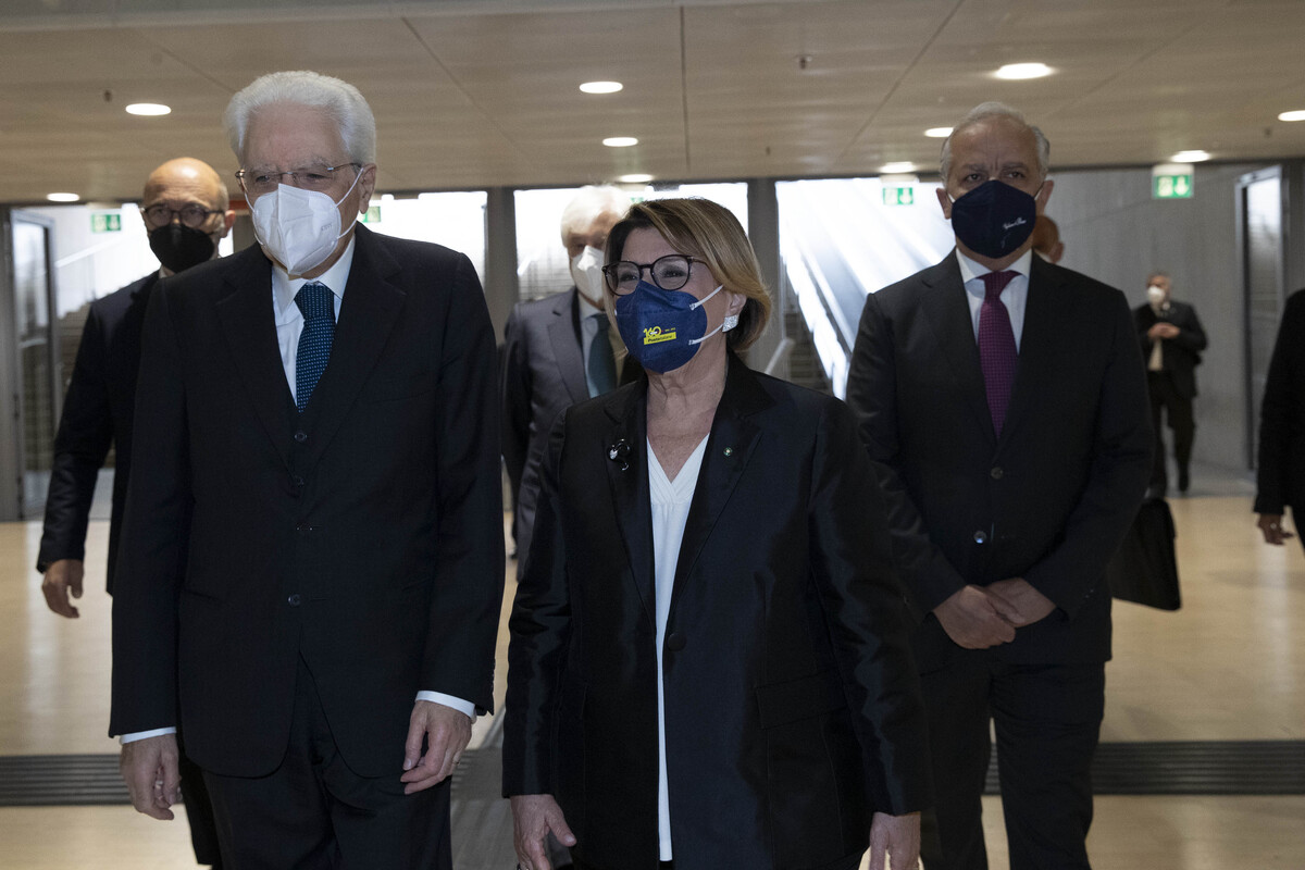 Il Presidente della Repubblica Sergio Mattarella a Roma, al Centro Congressi “La nuvola”,con Maria Bianca Farina, Presidente di Poste Italiane Il Presidente della Repubblica Sergio Mattarella a Roma, al Centro Congressi “La nuvola”,con Maria Bianca Farina, Presidente di Poste Italiane