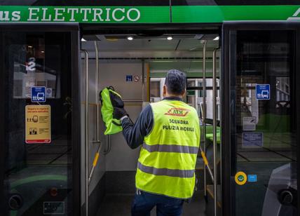 Blocca persona che salta tornello, dipendente Atm insultata e picchiata