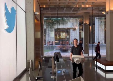 Twitter, Musk entra nella sede con un lavandino: pronto a chiudere l'affare