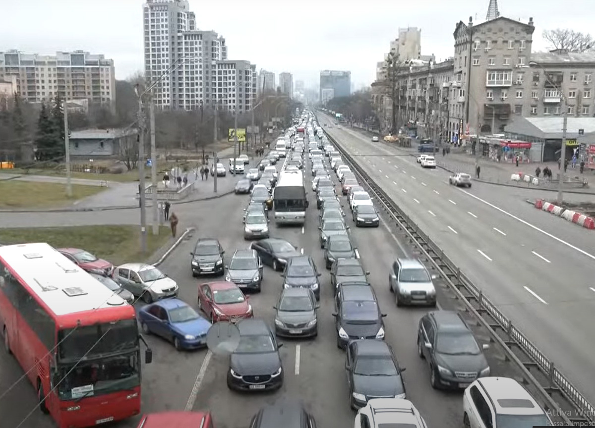 Colonna di automobili abbandona Kiev