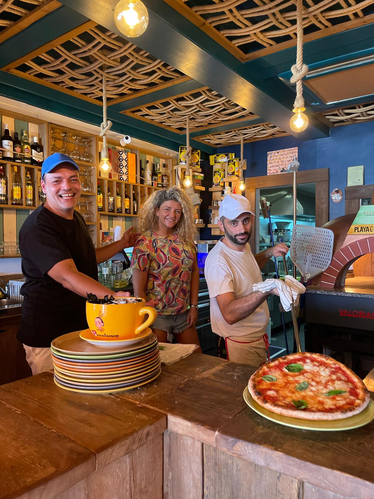 Igor Rirghetti a sinistra a Playa de Amadores, in riva al mare, al ristorante pizzeria "Pizzammare". Foto di Carla Pagliai Igor Rirghetti a sinistra a Playa de Amadores, in riva al mare, al ristorante pizzeria "Pizzammare". Foto di Carla Pagliai