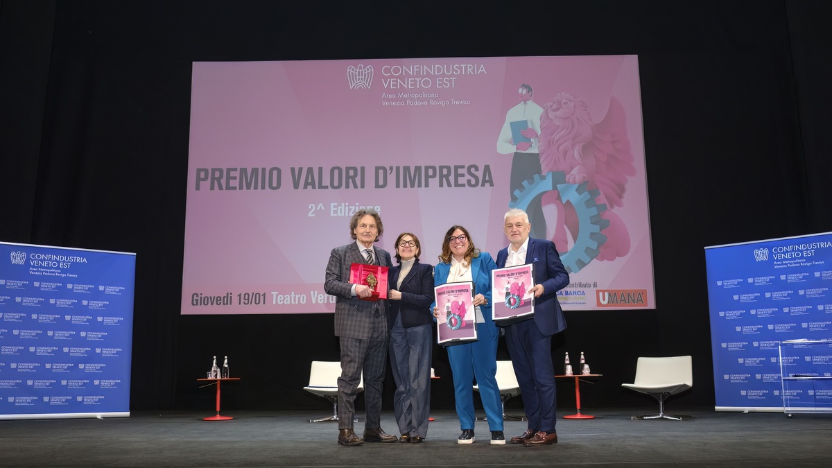 A sinistra il vincitore di Visioni d'Impresa Lanificio Bortoli Dotto Trains De Castelli A sinistra il vincitore di Visioni d'Impresa Lanificio Bortoli Dotto Trains De Castelli