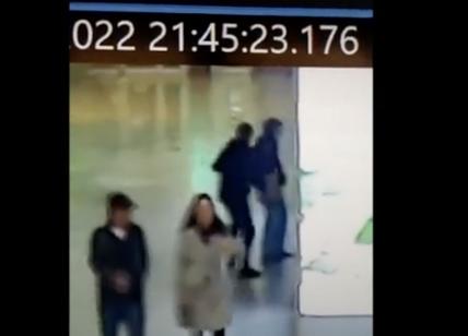 Turista israeliana accoltellata a Termini il 31: il video choc della Polfer