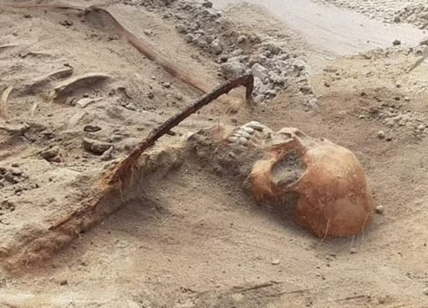 Polonia, gli archeologi ritrovano lo scheletro di una "donna vampiro"