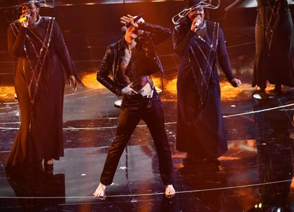 Sanremo 2022, Achille Lauro non rifà il battesimo, ma si slaccia i pantaloni