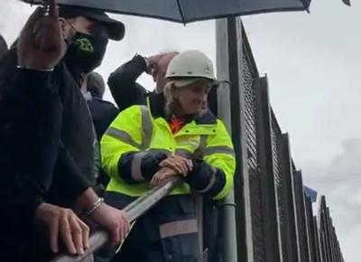 l'Ad Morselli faccia a faccia con i lavoratori in protesta