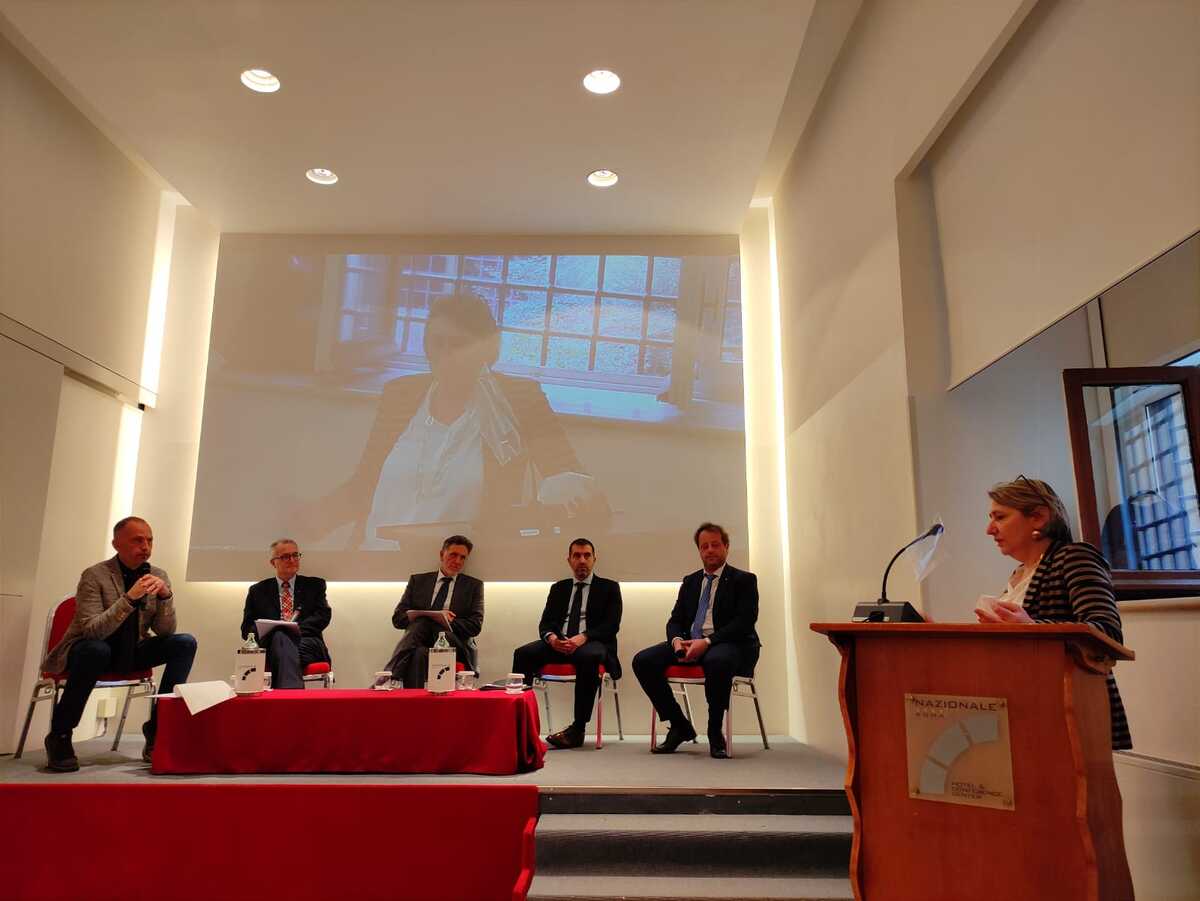 "La sicurezza degli edifici: lo stato della normativa sulle facciate e le aree di miglioramento". Sala Capranichetta dell'Hotel Nazionale, Roma. "La sicurezza degli edifici: lo stato della normativa sulle facciate e le aree di miglioramento". Sala Capranichetta dell'Hotel Nazionale, Roma.