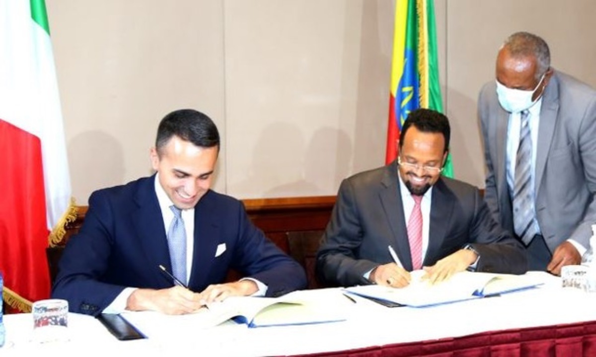Addis Abeba, il ministro degli esteri Di Maio sigla il finanziamento dell'Italia con il ministro delle finanze Ahmed Shilde Addis Abeba, il ministro degli esteri Di Maio sigla il finanziamento dell'Italia con il ministro delle finanze Ahmed Shilde