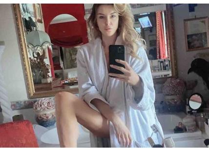 Alba Parietti e il selfie da urlo in bagno. Peccato, i follower notano che..