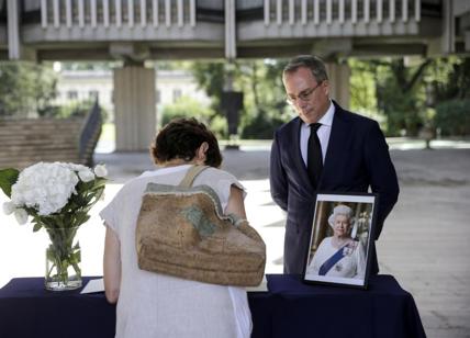 Roma piange la Regina Elisabetta: messaggi e lacrime davanti all'Ambasciata