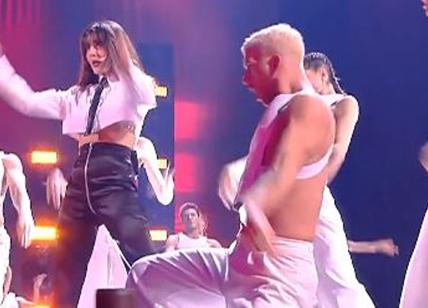 La scatenata esibizione anni '90 di Ambra Angiolini alla finale di X Factor