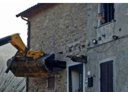 Arezzo, uccide il vicino sulla ruspa e il gip lo scarcera: "Legittima difesa"