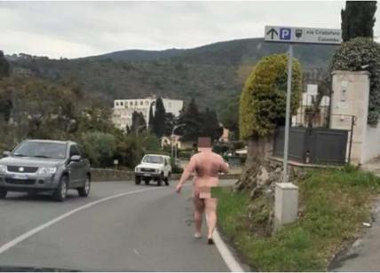 Argentario, uomo nudo cammina per strada e danneggia l'auto dei carabinieri