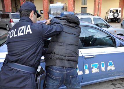 Ferisce agente durante controllo, arrestato