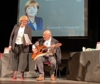 Istrionico Sisto canta "Angie" per salvare Merkel dalla condanna