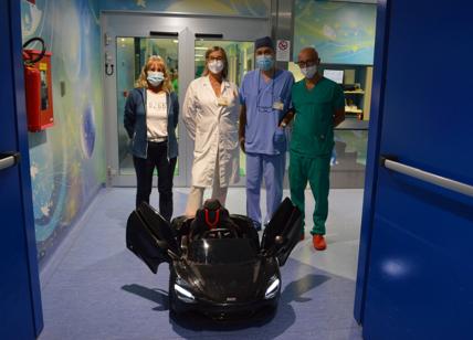 Varese, una mini auto da corsa per portare i bimbi in sala operatoria