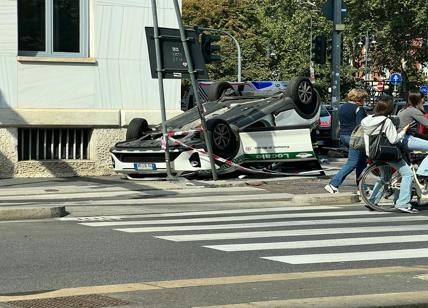 Auto della Polizia Locale ribaltata. Folla di curiosi a Milano