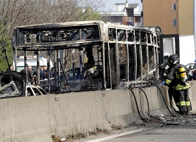 Autobus dirottato e incendiato San Donato