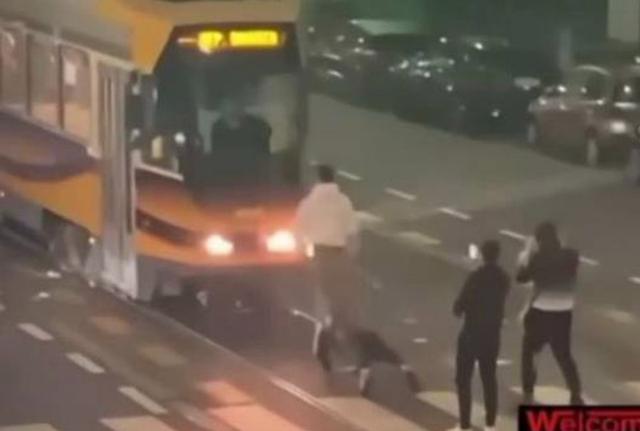 Baby gang ferma tram a Milano (immagine dal video pubblicato da Welcome to Favelas) Baby gang ferma tram a Milano (immagine dal video pubblicato da Welcome to Favelas)