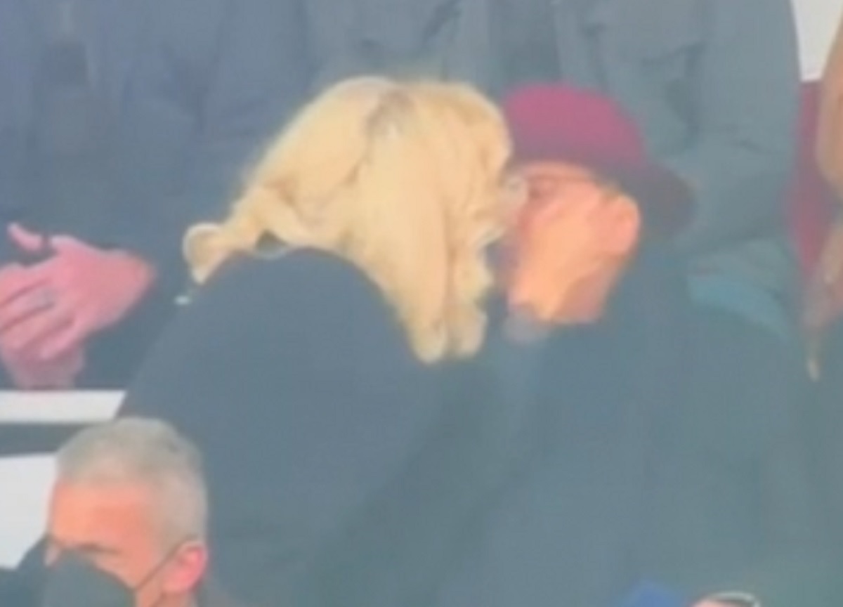 Silvio Berlusconi: bacio con la compagna Marta Fascina allo stadio del Monza (immagine: Dazn) Silvio Berlusconi: bacio con la compagna Marta Fascina allo stadio del Monza (immagine: Dazn)