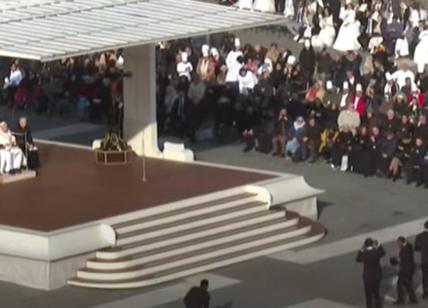Papa Francesco, danza acrobatica spettacolare a San Pietro: VIDEO
