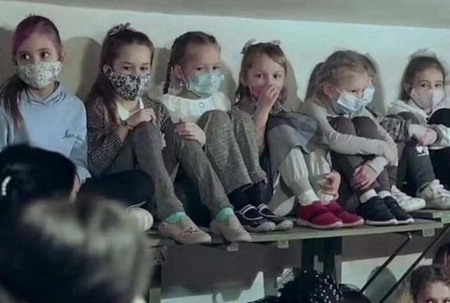 Bambini in un rifugio a Kiev (Lapresse) Bambini in un rifugio a Kiev (Lapresse)