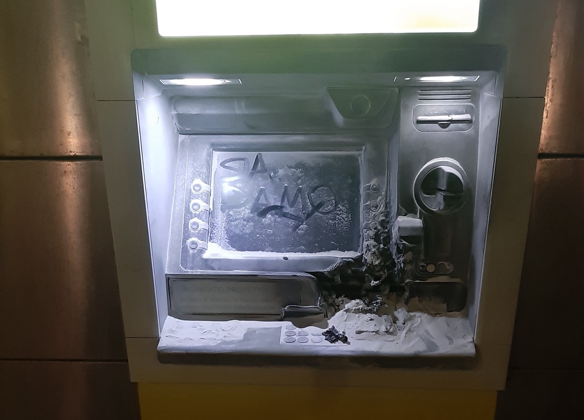 bancomat danneggiato da anarchici a roma 1
